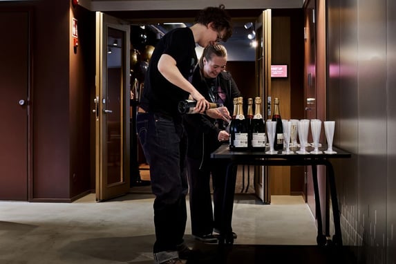 ADE_User_Meetup_10_pouring_sparkling_wine